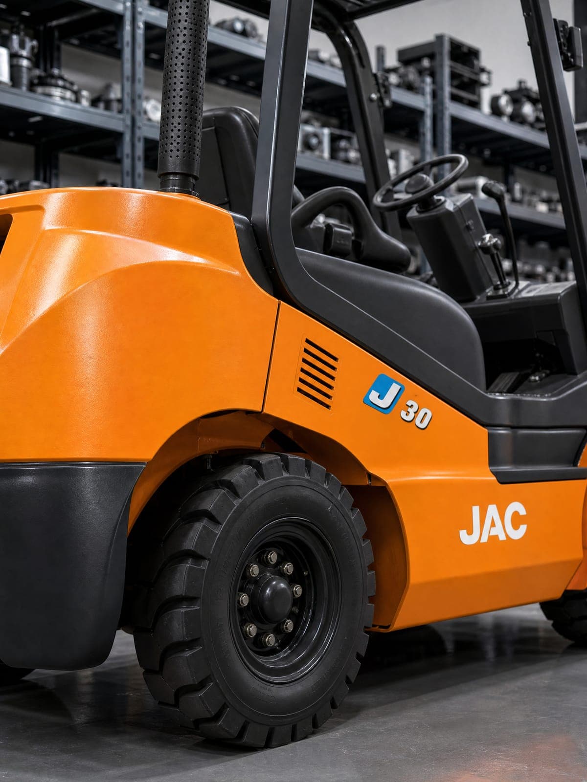 Противовес, выхлопная труба и заднее колесо дизельного погрузчика JAC